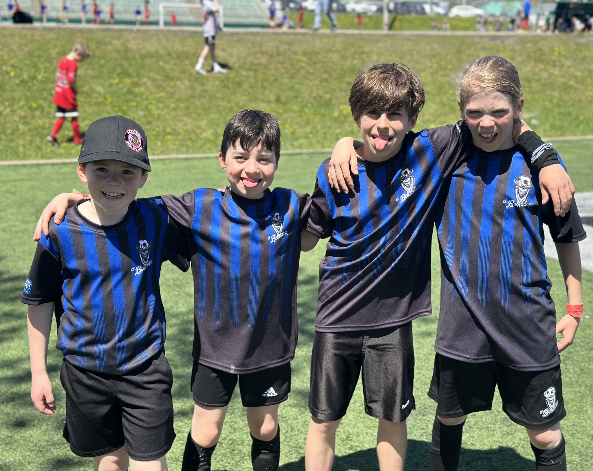 Quatre jeunes joueurs du CF Bellechasse sur le terrain