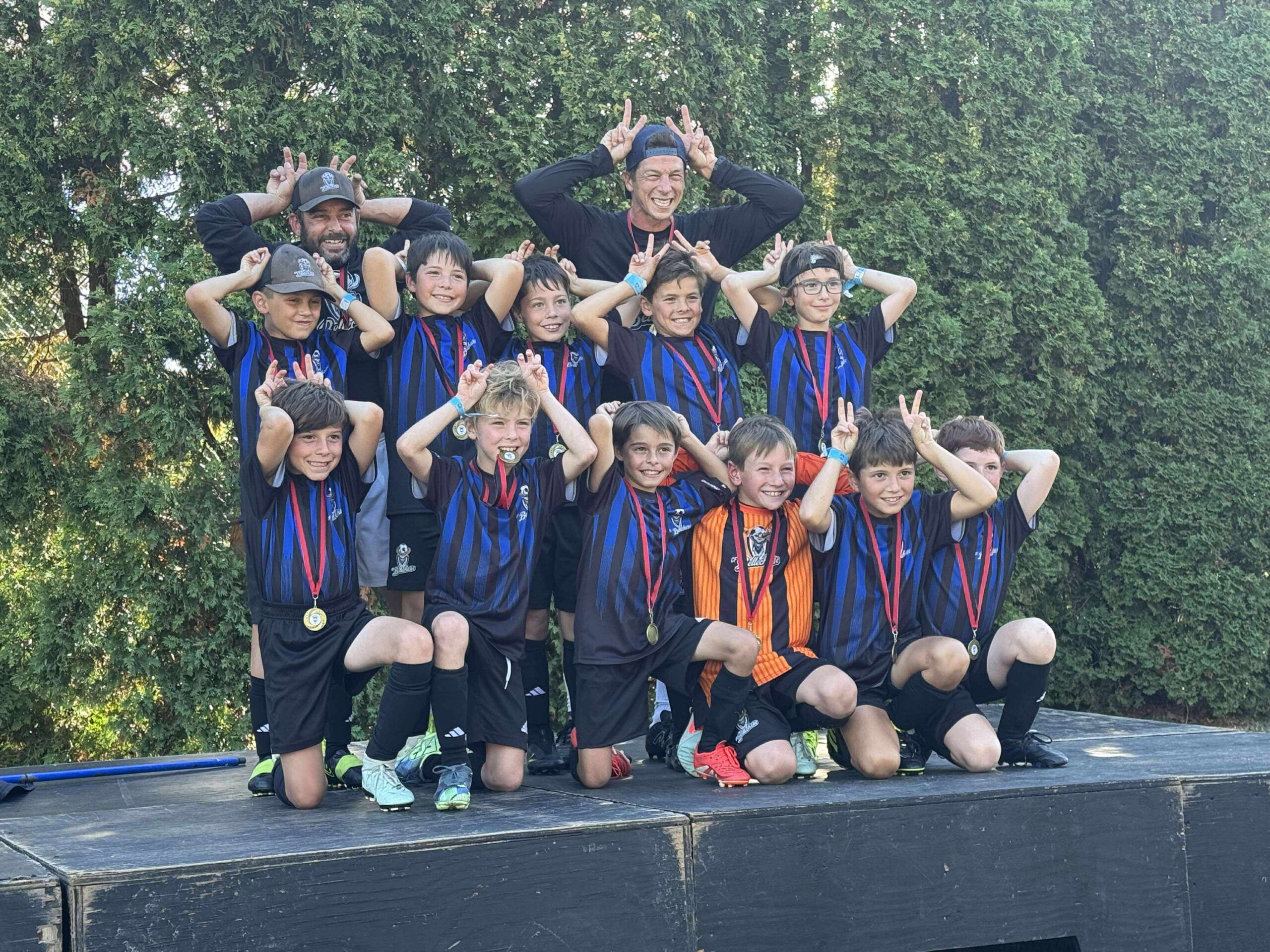 Une équipe du CF Bellechasse célébrant ensemble